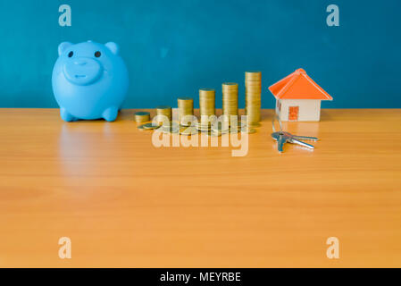 Monete da soldi, crescita sul tavolo, mani stack di monete d'oro, incremento, crescita e risparmio di denaro, concetti di business finanziario Foto Stock