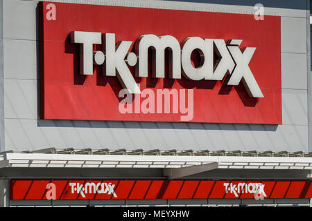 Segno sopra l'entrata della TK Maxx store nella città di retail park Foto Stock