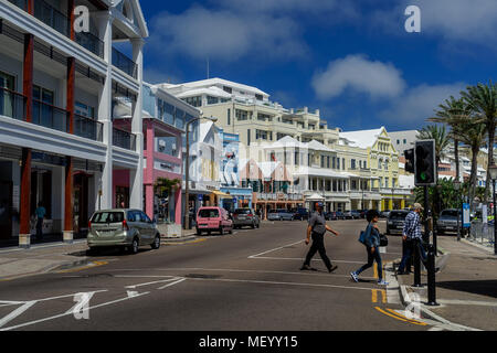 Pedoni che attraversano Via anteriore al terminale del traghetto a Hamilton, Bermuda. Foto Stock