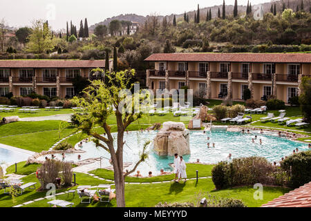 Hotel Adler Thermae, bagno Vignoni, Toscana con piscina termale, Toscana, Val d'orcia Italia, Patrimonio dell'Umanità dell'UNESCO. Entrambi molto allettanti: Il mondo termale con diverse piscine all'aperto e oltre le ali armoniosamente inserite con le camere, le colline e il paesaggio cipresso della Val d'Orcia. Foto Stock