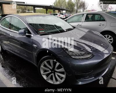 Close-up di Tesla Modello 3 macchina elettrica da Tesla Motors in un giorno di pioggia a Dublino, California, 6 aprile 2018. () Foto Stock