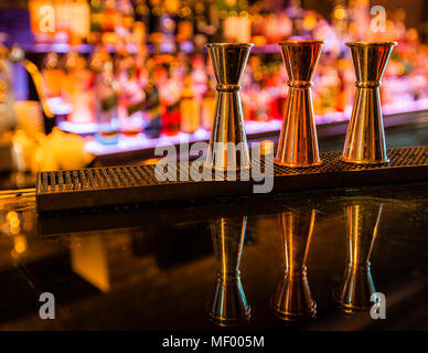 Bar in Hotel Blow up 5050, Posen.Beautiful, colorato mondo di spiriti. Il bar dell'hotel offre un vasto menù di cocktail Foto Stock