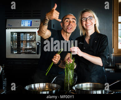 Inizia la preparazione degli asparagi selvatici. Se si riposa, si arrugginisce: Lavarsi le mani, mettere il grembiule e Via. Forare gli asparagi selvatici significa raccogliere una prelibatezza in Toscana, Italia. È prezioso e raro come il tartufo Foto Stock