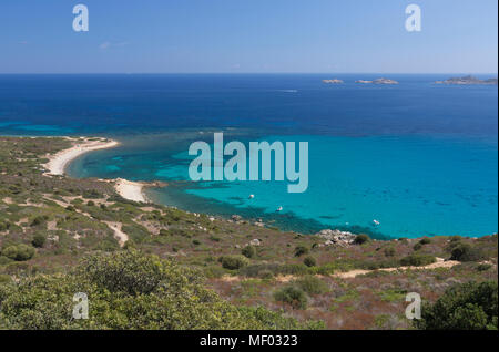 Vista superiore della baia e del mare turchese intorno alla spiaggia di sabbia di Cala Pira Castiadas Cagliari Sardegna Italia Europa Foto Stock