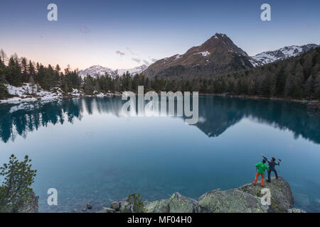 Lago di Saoseo e il mais da Murasciola presso sunrise, Val di Campo, Poschiavo regione del cantone dei Grigioni, Svizzera Foto Stock