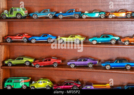 Multi colore caldo Redline ruote in una ciliegia espositore. Foto Stock