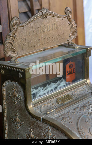 Immagini di antichi 313 Nazionale registratore di cassa, fabbricato nel 1912 da National Cash Register Co. Mostrato è vista frontale del bronzo registratore di cassa. Foto Stock