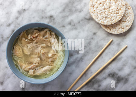 Zuppa asiatica con anatra su Sfondo marmo Foto Stock