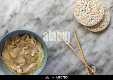 Zuppa asiatica con anatra su Sfondo marmo Foto Stock