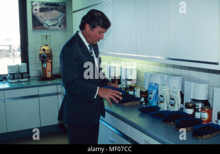 Albert Darboven in der Verkostungsküche der Kaffeerösterei ad Amburgo, Deutschland 1997. Albert Darboven presso la cucina per il gusto del caffè dei campioni a Amburgo, Germania 1997. Foto Stock