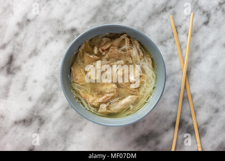 Zuppa asiatica con anatra su Sfondo marmo Foto Stock