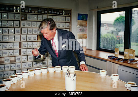 Albert Darboven in der Verkostungsküche der Kaffeerösterei ad Amburgo, Deutschland 1997. Albert Darboven presso la cucina per il gusto del caffè dei campioni a Amburgo, Germania 1997. Foto Stock