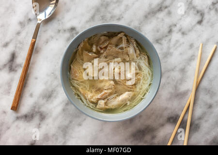 Zuppa asiatica con anatra su Sfondo marmo Foto Stock