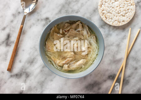 Zuppa asiatica con anatra su Sfondo marmo Foto Stock