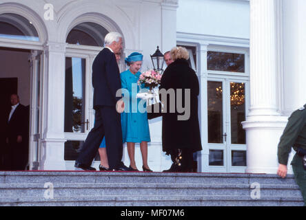 Königin Elizabeth II. zu Besuch a Bonn, hier mit Bundespräsident Richard von Weizsäcker, Deutschland 1992. La regina Elisabetta II in visita a Bonn, qui con il Presidente Federale Richard von Weizsaecker, Germania 1992. Foto Stock