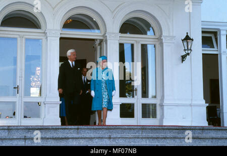 Königin Elizabeth II. zu Besuch a Bonn, hier mit Bundespräsident Richard von Weizsäcker, Deutschland 1992. La regina Elisabetta II in visita a Bonn, qui con il Presidente Federale Richard von Weizsaecker, Germania 1992. Foto Stock