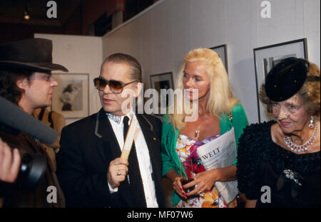 Karl Lagerfeld mit Sänger Udo Lindenberg und Gunilla von Bismarck bei der Eröffnung circuizione Boccherini Ausstellung 'Parade' im Museum für Moderne Kunst di Francoforte, Deutschland 1994. Karl Lagerfeld con il cantante Udo Lindenberg e Gunilla von Bismarck all'inaugurazione di una sua mostra fotografica "Parade' al Museum fuer Moderne Kunst di Francoforte, Germania 1994. Foto Stock