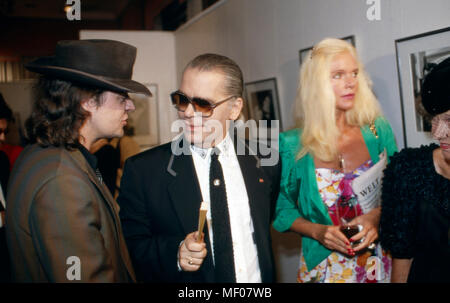 Karl Lagerfeld mit Sänger Udo Lindenberg und Gunilla von Bismarck bei der Eröffnung circuizione Boccherini Ausstellung 'Parade' im Museum für Moderne Kunst di Francoforte, Deutschland 1994. Karl Lagerfeld con il cantante Udo Lindenberg e Gunilla von Bismarck all'inaugurazione di una sua mostra fotografica "Parade' al Museum fuer Moderne Kunst di Francoforte, Germania 1994. Foto Stock