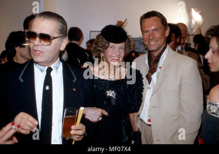 Karl Lagerfeld bei der Eröffnung circuizione Boccherini Ausstellung 'Parade' im Museum für Moderne Kunst di Francoforte, Deutschland 1994. Karl Lagerfeld all'inaugurazione di una sua mostra fotografica "Parade' al Museum fuer Moderne Kunst di Francoforte, Germania 1994. Foto Stock