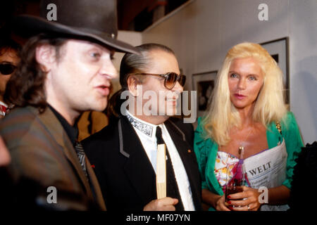 Karl Lagerfeld mit Sänger Udo Lindenberg und Gunilla von Bismarck bei der Eröffnung circuizione Boccherini Ausstellung 'Parade' im Museum für Moderne Kunst di Francoforte, Deutschland 1994. Karl Lagerfeld con il cantante Udo Lindenberg e Gunilla von Bismarck all'inaugurazione di una sua mostra fotografica "Parade' al Museum fuer Moderne Kunst di Francoforte, Germania 1994. Foto Stock