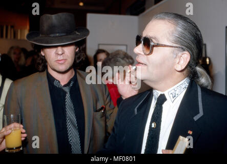 Karl Lagerfeld mit Sänger Udo Lindenberg bei der Eröffnung circuizione Boccherini Ausstellung 'Parade' im Museum für Moderne Kunst di Francoforte, Deutschland 1994. Karl Lagerfeld con il cantante Udo Lindenberg all'inaugurazione di una sua mostra fotografica "Parade' al Museum fuer Moderne Kunst di Francoforte, Germania 1994. Foto Stock