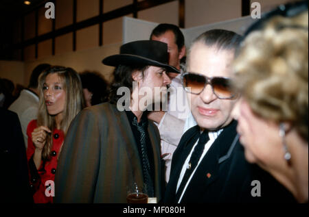 Karl Lagerfeld mit Sänger Udo Lindenberg bei der Eröffnung circuizione Boccherini Ausstellung 'Parade' im Museum für Moderne Kunst di Francoforte, Deutschland 1994. Karl Lagerfeld con il cantante Udo Lindenberg all'inaugurazione di una sua mostra fotografica "Parade' al Museum fuer Moderne Kunst di Francoforte, Germania 1994. Foto Stock