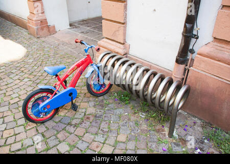 I bambini tedeschi bike piccola bicicletta e arresto di bloccare le ruote di bicicletta parcheggio all'aperto di Ladenburg città il 28 agosto 2017 a BADEN-WURTTEMBERG, Foto Stock