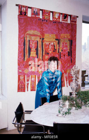 Anna Moffo, amerikanische Opernsängerin zuhause in ihrer Wohnung in New York, Stati Uniti d'America 1987. American opera singer Anna Moffo presso la sua casa privata in New York, Stati Uniti d'America 1987. Foto Stock