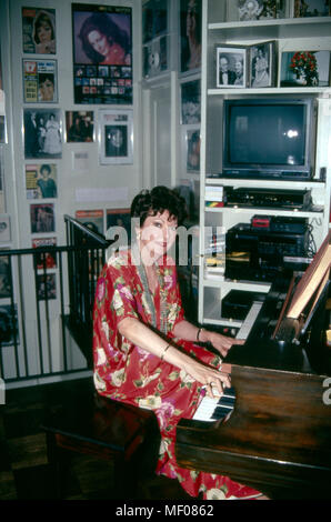 Anna Moffo, amerikanische Opernsängerin zuhause in ihrer Wohnung in New York, Stati Uniti d'America 1987. American opera singer Anna Moffo presso la sua casa privata in New York, Stati Uniti d'America 1987. Foto Stock