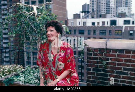 Anna Moffo, amerikanische Opernsängerin zuhause in ihrer Wohnung in New York, Stati Uniti d'America 1987. American opera singer Anna Moffo presso la sua casa privata in New York, Stati Uniti d'America 1987. Foto Stock