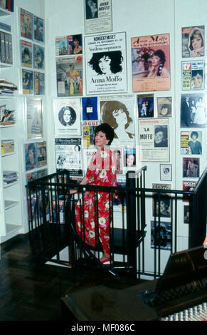 Anna Moffo, amerikanische Opernsängerin zuhause in ihrer Wohnung in New York, Stati Uniti d'America 1987. American opera singer Anna Moffo presso la sua casa privata in New York, Stati Uniti d'America 1987. Foto Stock