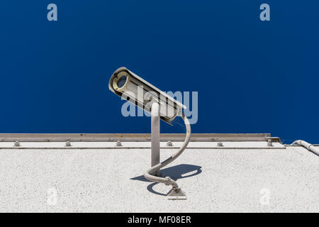 Videocamera di sicurezza su una parete Foto Stock