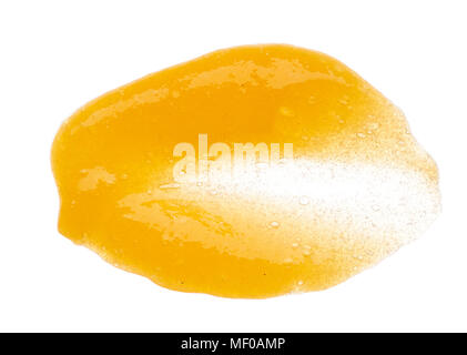 Cospargere di zucchero arancio scrub per il corpo e le labbra sono isolded su uno sfondo bianco. La texture di cosmetici body scrub di colore arancione Foto Stock