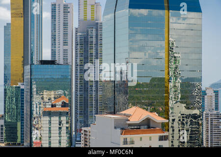 Lo skyline della citta', il grattacielo edifici, moderni paesaggio urbano della città di Panama Foto Stock