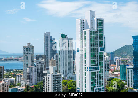 Lo skyline della citta', il grattacielo edifici, moderni paesaggio urbano della città di Panama Foto Stock