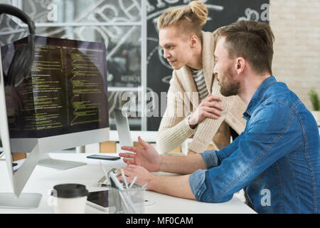 Programmazione di team di lavoro sul nuovo software Foto Stock