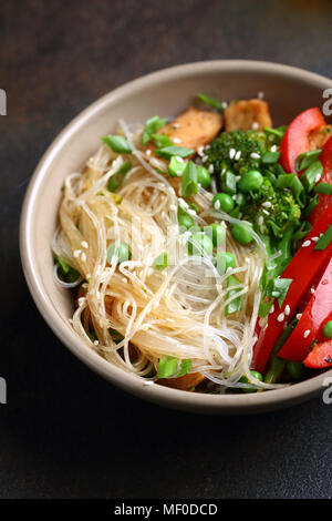 Tagliatelle con fritto di pollo e verdure, cibo closeup Foto Stock