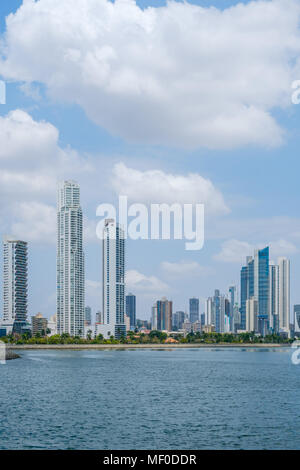 Grattacielo skyline , moderno edificio di appartamenti torri a Panama City downtown - Foto Stock