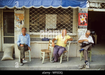 Gli uomini al di fuori di un cafe a Cipro 2005 Foto Stock