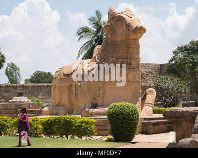 Gangaikondacholapuram, India - 16 Marzo 2018: scultura del mitico bull Nandi rivolta verso il santuario al XI secolo Brihadeeswarar tempio Foto Stock