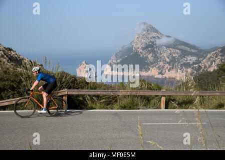 Mirador de la Creueta, Formentor, Maiorca, isole Baleari, Spagna, 2018 ciclista su strada in un punto panoramico El Colomer lungo il PM 221 road. Foto Stock