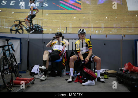 Palma de Mallorca, Spagna. Aprile 14, 2018. Ciclista ride durante la loro corsa finale al Sixday manifestazione ciclistica finals di Palma, sull'isola spagnola di M Foto Stock