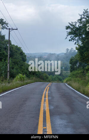 Strada a Boa Vista do Sul, nello stato di Rio Grande do Sul, Brasile, Sud America Foto Stock