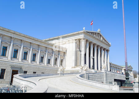 Parlamento austriaco edificio, Vienna, Austria. La prima pietra fu posata nel 1874; l'edificio è stato completato nel 1883. Foto Stock