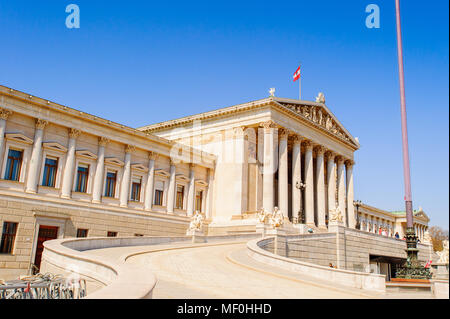 Parlamento austriaco edificio, Vienna, Austria. La prima pietra fu posata nel 1874; l'edificio è stato completato nel 1883. Foto Stock