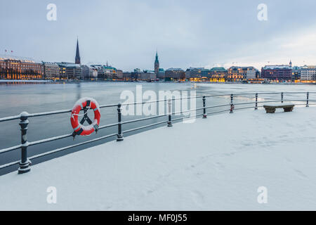 Germania, Amburgo, vista di Jungfernstieg, congelati interna del Lago Alster di sera Foto Stock