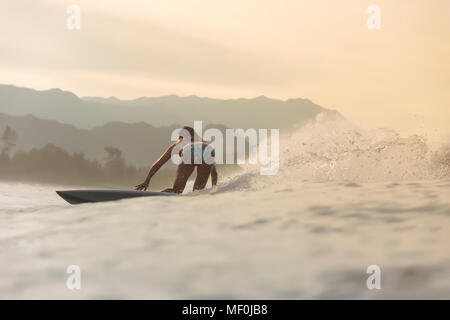 Indonesia, Sumatra, femmina surfer nella luce della sera Foto Stock