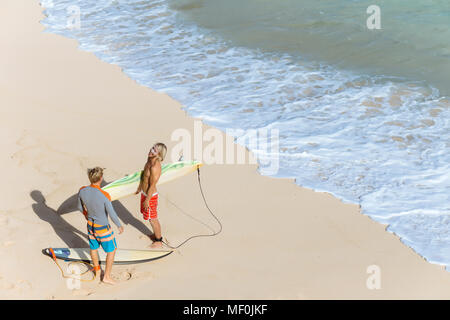 Indonesia, Bali, surfisti a Bingin beach Foto Stock