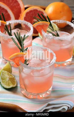 Questo magnifico cocktail di rosa fresca Palomas cambierà il tuo modo di guardare la tequila. Una festosa bere è ideale per il brunch, feste e vacanze. Foto Stock