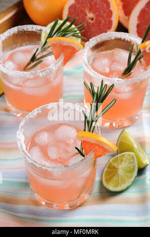 Questo magnifico cocktail di rosa fresca Palomas. Una festosa bere è ideale per il brunch, feste e vacanze. Foto Stock